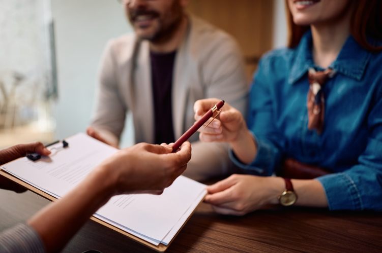 Una pareja firmando un acuerdo de divorcio involuntario